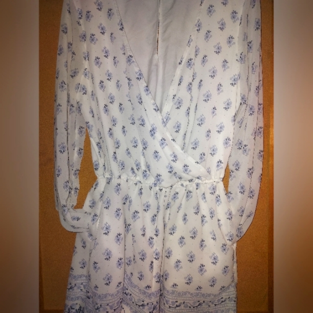 ⚜️ HOLLISTER Romper ⚜️ Size Large ⚜️ FLORAL ⚜️ Plunge Neckline ⚜️ Pockets! ⚜️